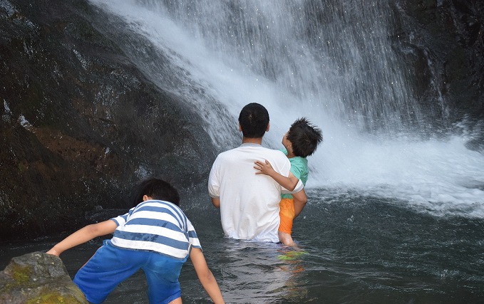 福井の一乗滝で子供と遊ぶ