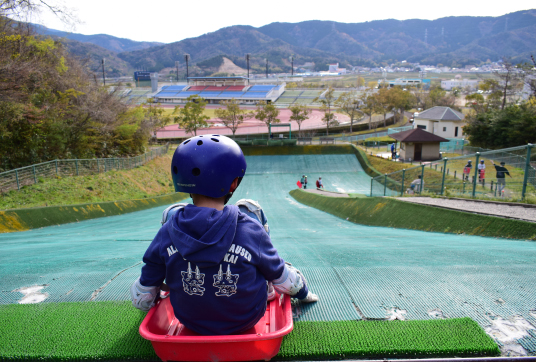 福井で敦賀総合運動公園で子供と遊ぶ